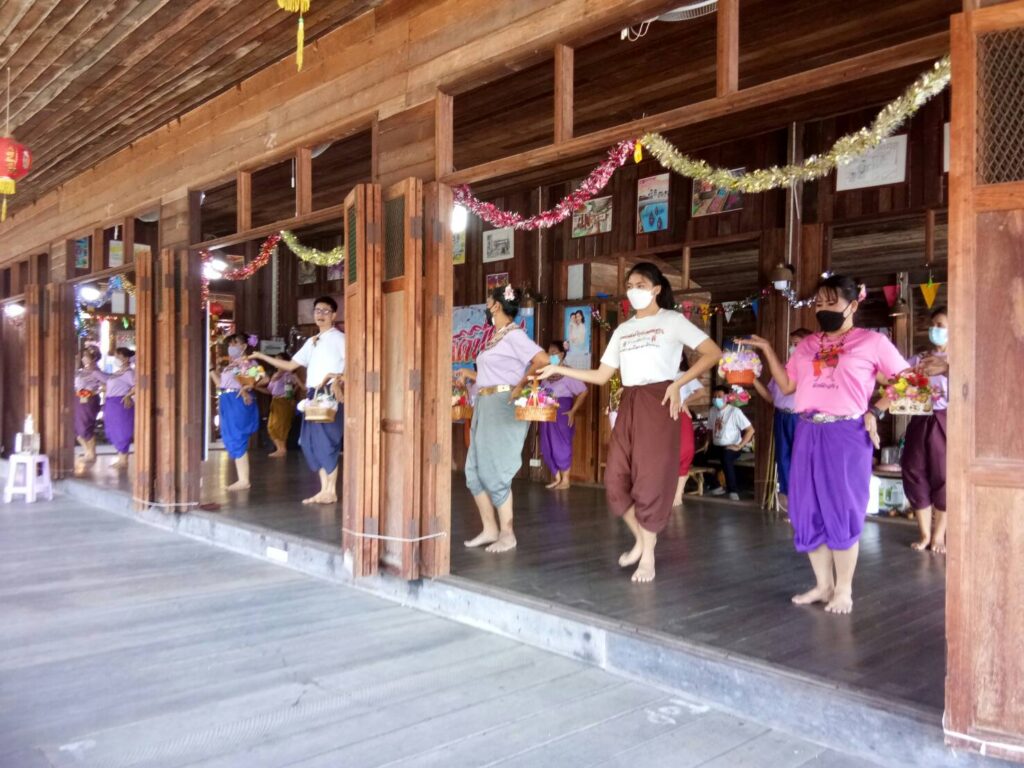 Thai Dancing at BanMai