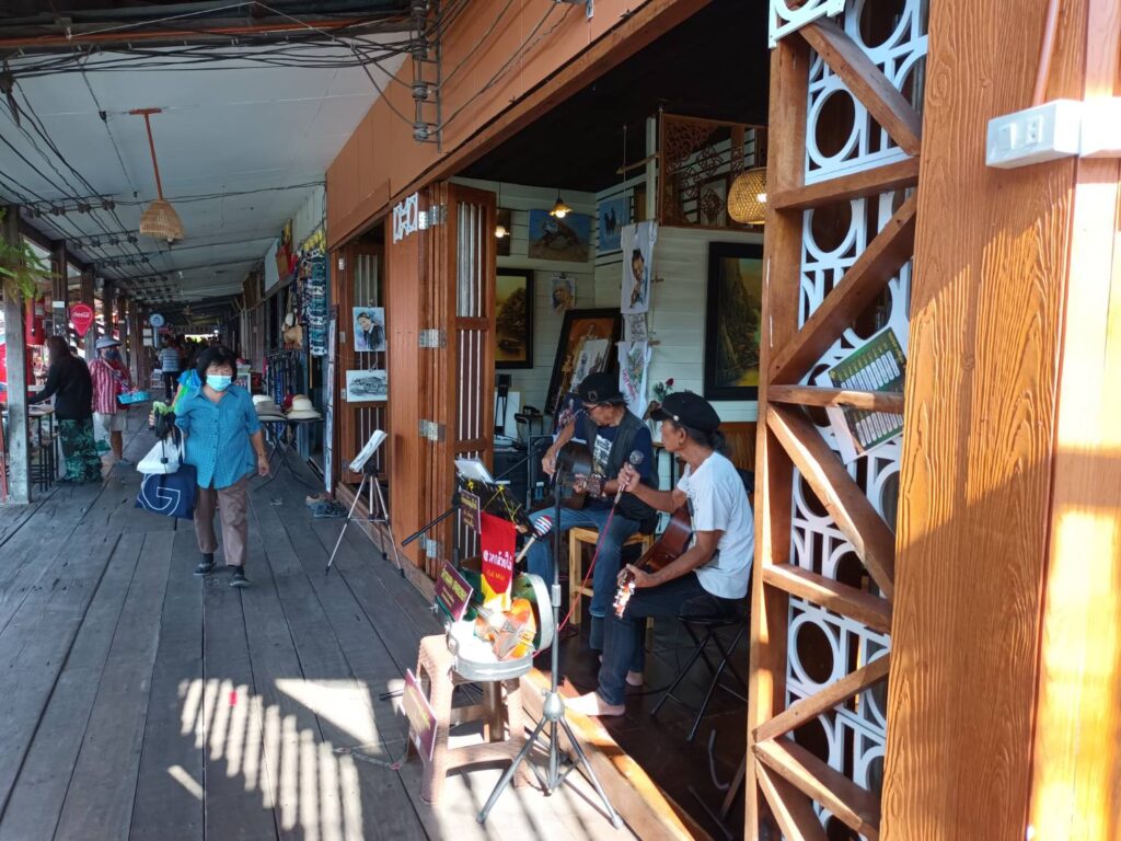 free music at lao tuk luck