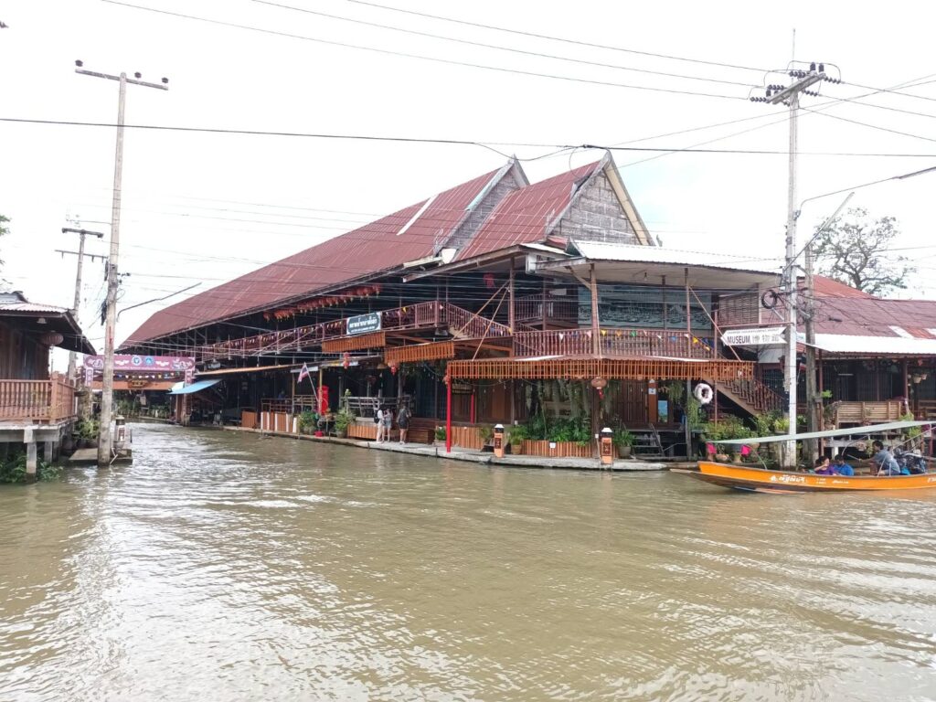 opposite damnoen saduak market